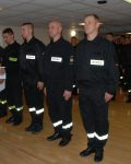Grupa strażaków podczas zakończenia kursu podstawowego, przed nimi sześciu strażaków otrzymuje dyplomy zakończenia kursu od Komendanta Szkoły