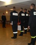 Komendant Szkoły przemawia do grupy strażaków na zakończenie kursu podstawowego, za Komendantem Naczelnik Wydziału Nauczania