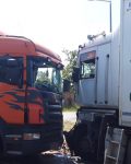 Dwa samochody ciężarowe po kolizji czołowej
