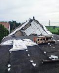 Płaski dach po zerwaniu izolacji, szczątki znajdują się na sąsiednim budynku
