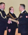 Komendant Szkoły wręcza wyróżnienia strażakom w mundurach galowych