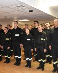 Grupa strażaków kursu podoficerskiego wraz z szefem kursu.