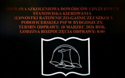 na zdjęciu znajduje się logo szkoły oraz napis informujący o odprawie służbowej